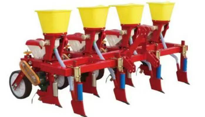 Traktoriin kiinnitetty maissin siemen